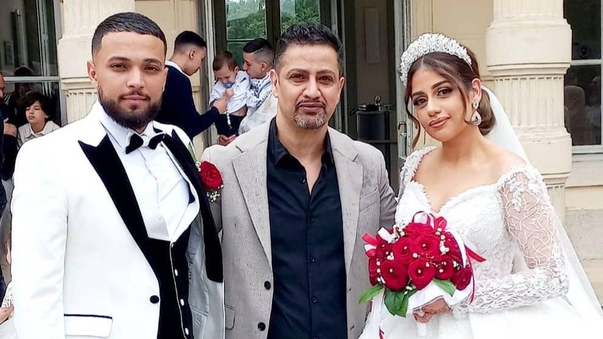 Inès Soraya, fille du chanteur de raï Cheb Kader, s'est mariée en France le 9 juillet 2021. Ici avec son père (au centre), et son mari. 
