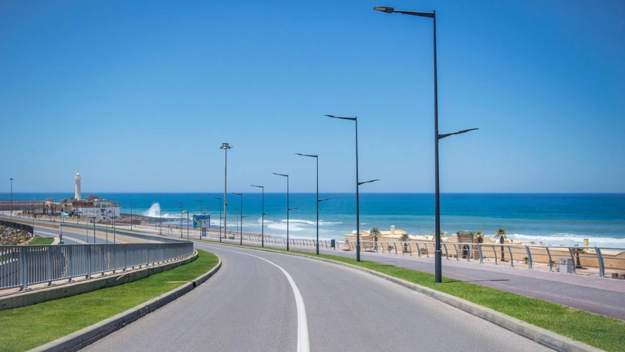 La route côtière entre Rabat et Casablanca, déserte, lors du confinement de la population, décrété en mars 2020. 
