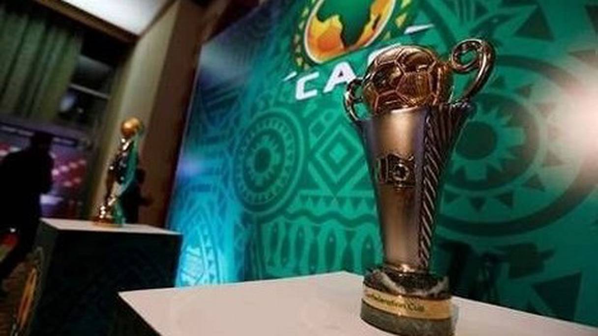 Les trophées de la Ligue des Champions et de la Coupe de la CAF.
