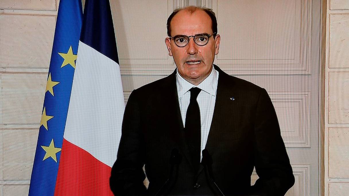 Le Premier ministre français Jean Castex, vu sur un écran de télévision, annonce de nouvelles mesures sanitaires, juste après la tenue d'un Conseil de défense, le 29 janvier 2021, depuis le palais de l'Elysée à Paris.
