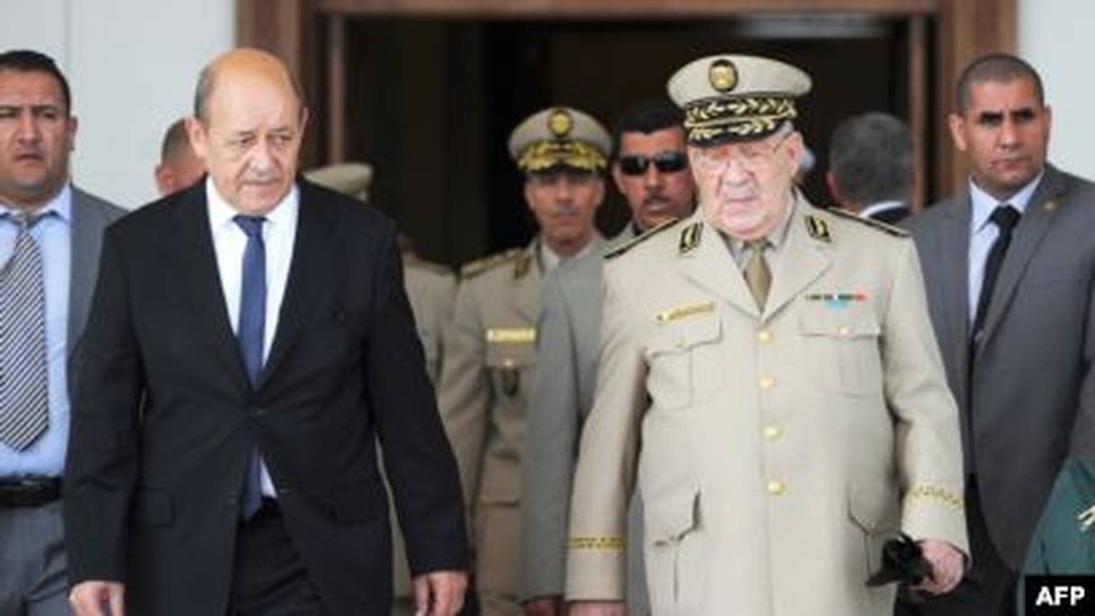 Le général Ahmed Gaïd Salah et Jean-Yves le Drian, lors d'une visite effectuée le 22 mai 2014 à Alger, en tant que ministre français de la Défense. 

