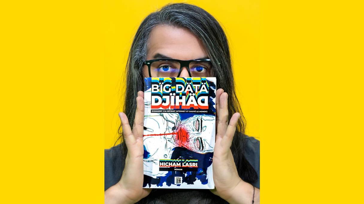 Hicham Lasri montre son cinquième roman, «Big Data Djihad», paru aux éditions Outsiders. 
