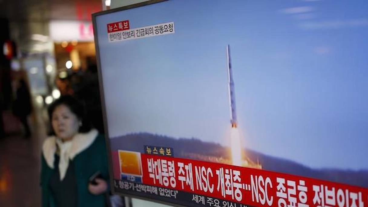 Des images du tir de fusée nord-coréenne ont circulé sur les écrans de télévisions, le 7 février 2016.
