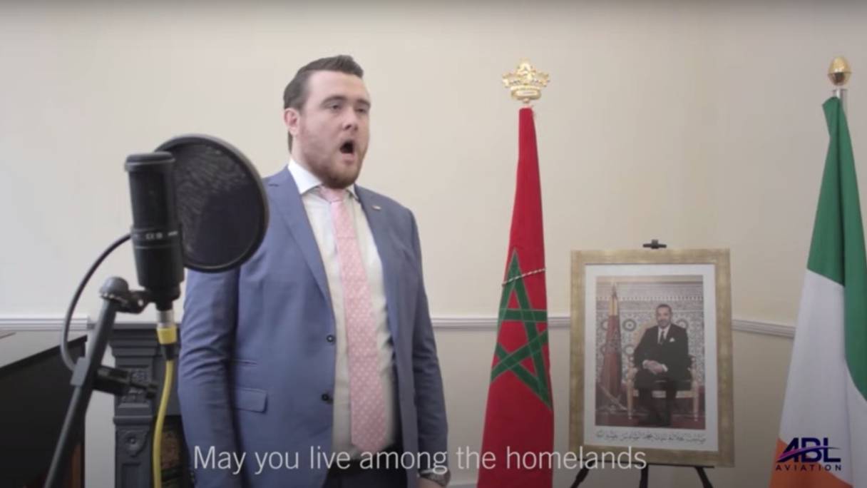 L’hymne national marocain interprété par un des chanteurs d'opéra irlandais de l'ABL Aviation Opera Studio, à l'occasion de la fête du Trône.
