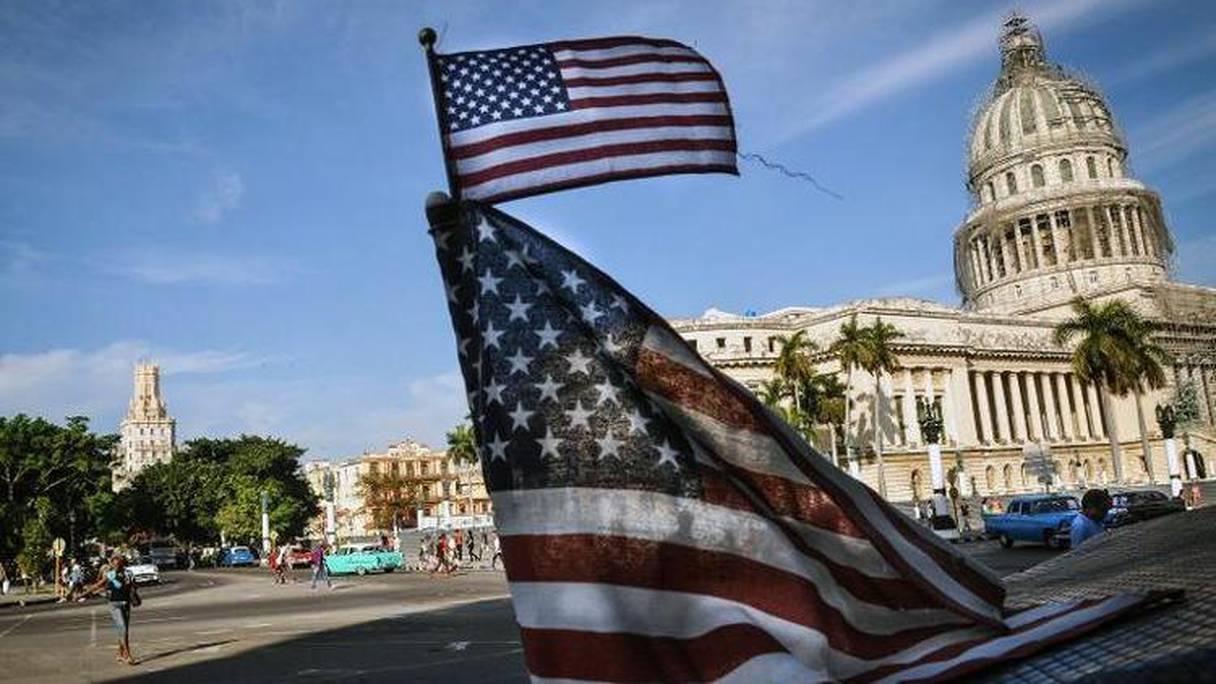 Des drapeaux américains flottent sur un taxi près du Capitole à La Havane.
