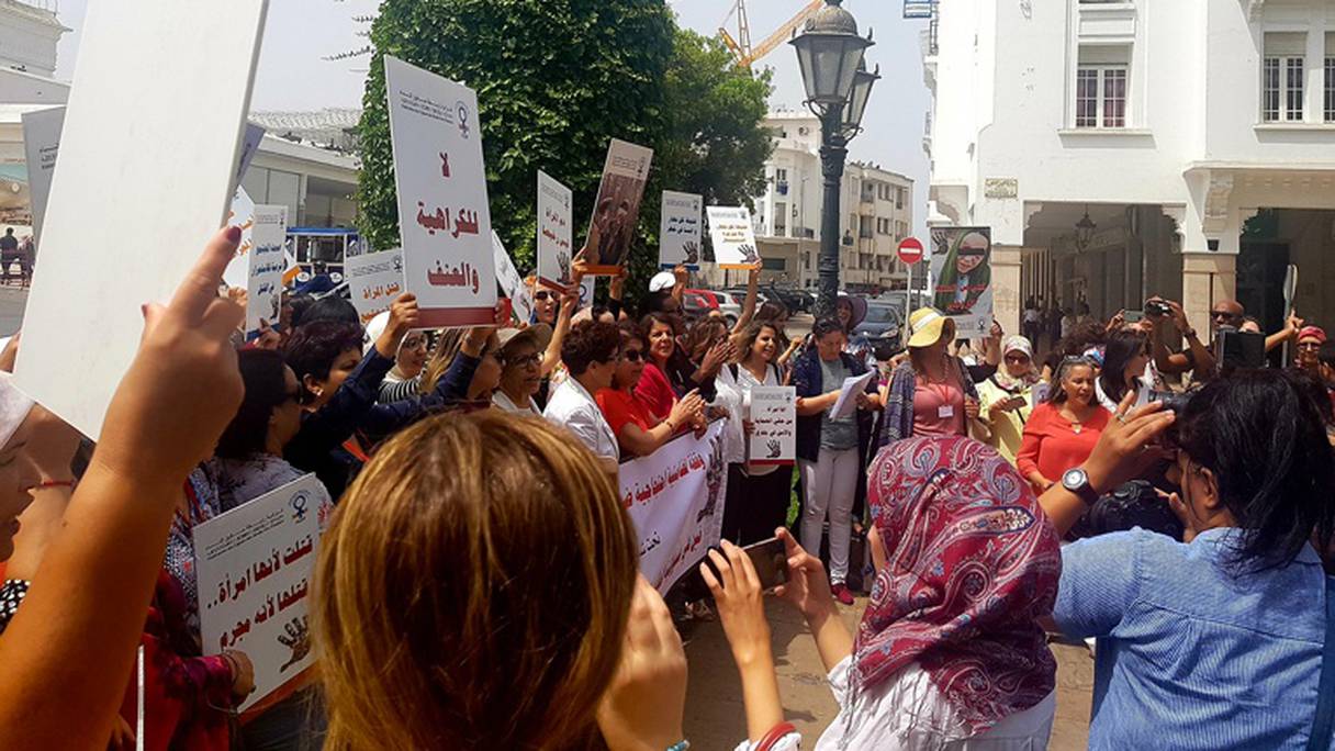 La société civile a organisé un sit-in pour manifester son indignation et condamner la barbarie, dans le centre-ville de Rabat, le 19 juillet 2019, après l'assassinat de Hanane. 
