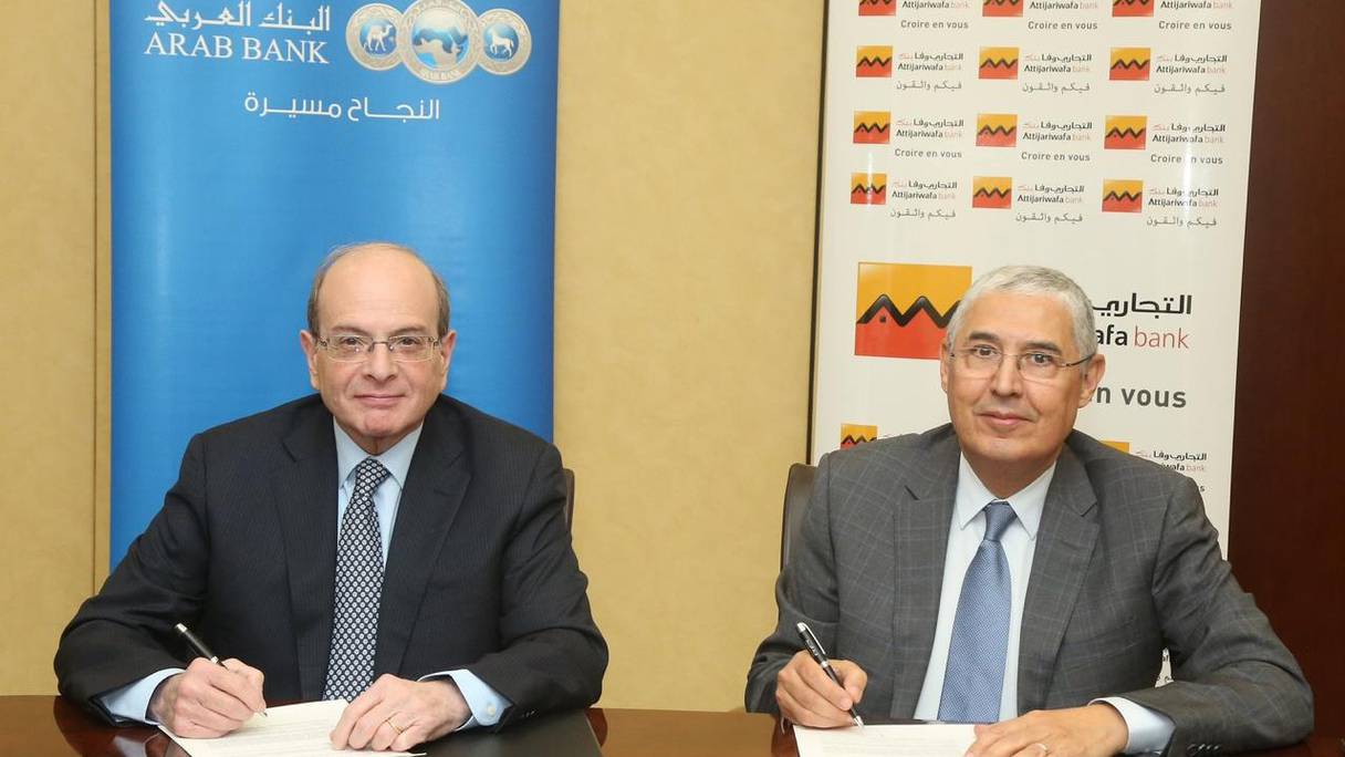 Le PDG du groupe Attijariwafa Bank, Mohamed El Kettani (à droite) et le directeur général exécutif d'Arab Bank, Nemeh Sabbagh, lors de la signature du mémorandum d'entente, lundi 13 janvier 2020 à Amman.
