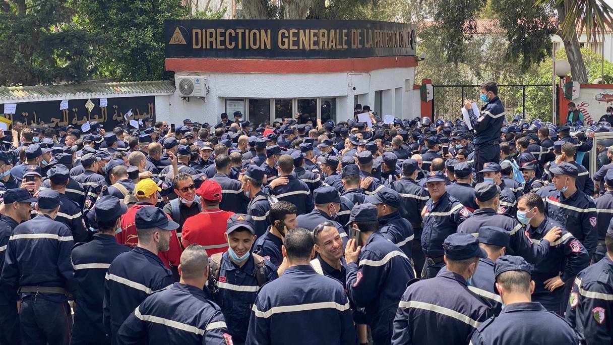 Les sapeurs pompiers algériens devant la Direction générale de la protection civile.
