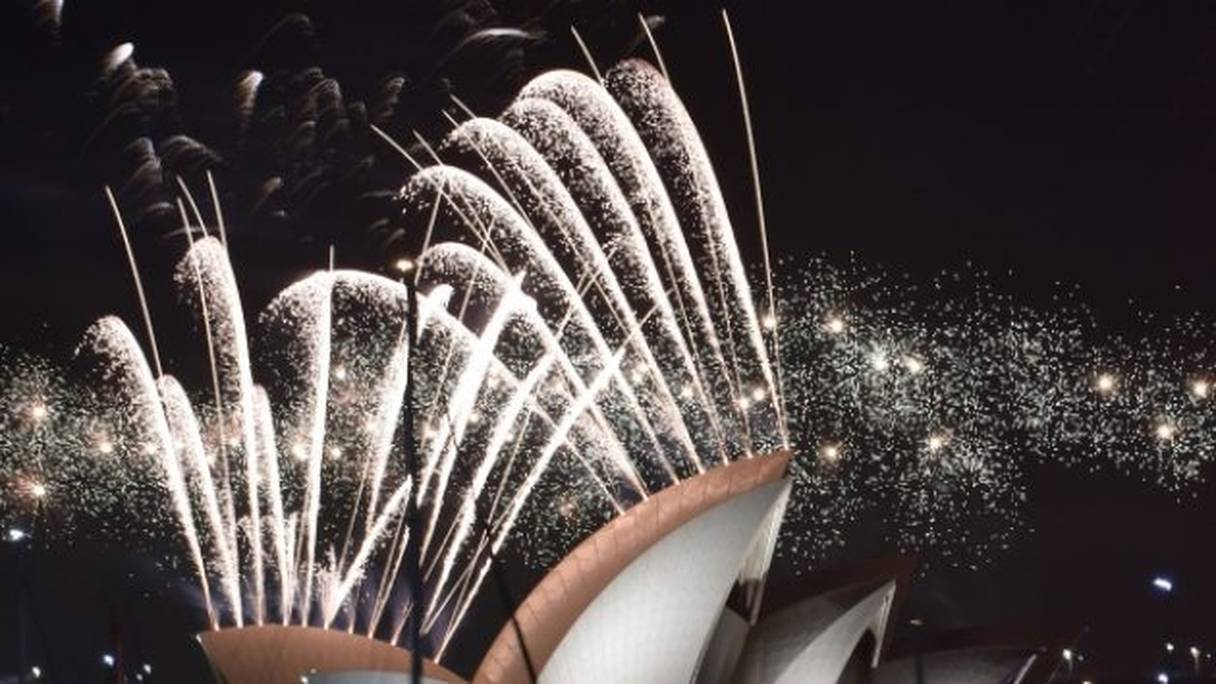 A minuit pile (14h00 au Maroc), 1,5 million de spectateurs ont été invités à découvrir une féerie pyrotechnique de toutes les couleurs au-dessus de l'emblématique baie de Sydney.
