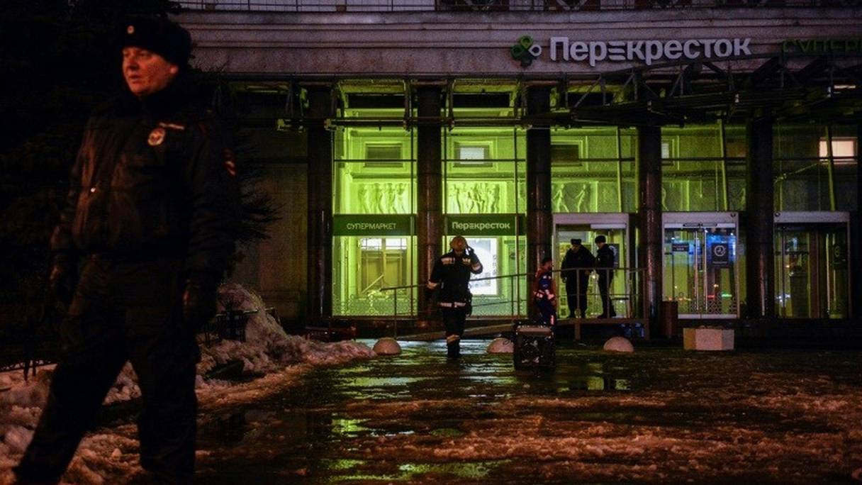 Des pompiers et des enquêteurs sur le site de l'explosion, le 27 décembre 2017 à Saint-Pétersbourg. 
