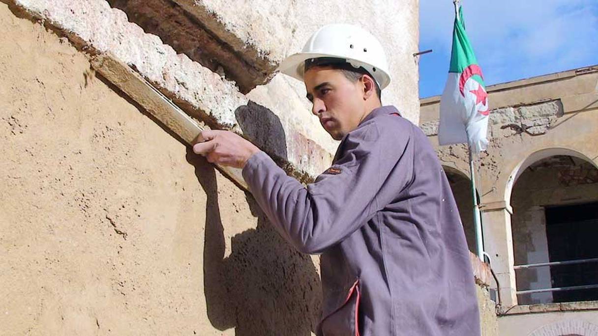 Un ouvrier algérien travaillant dans le bâtiment. 

