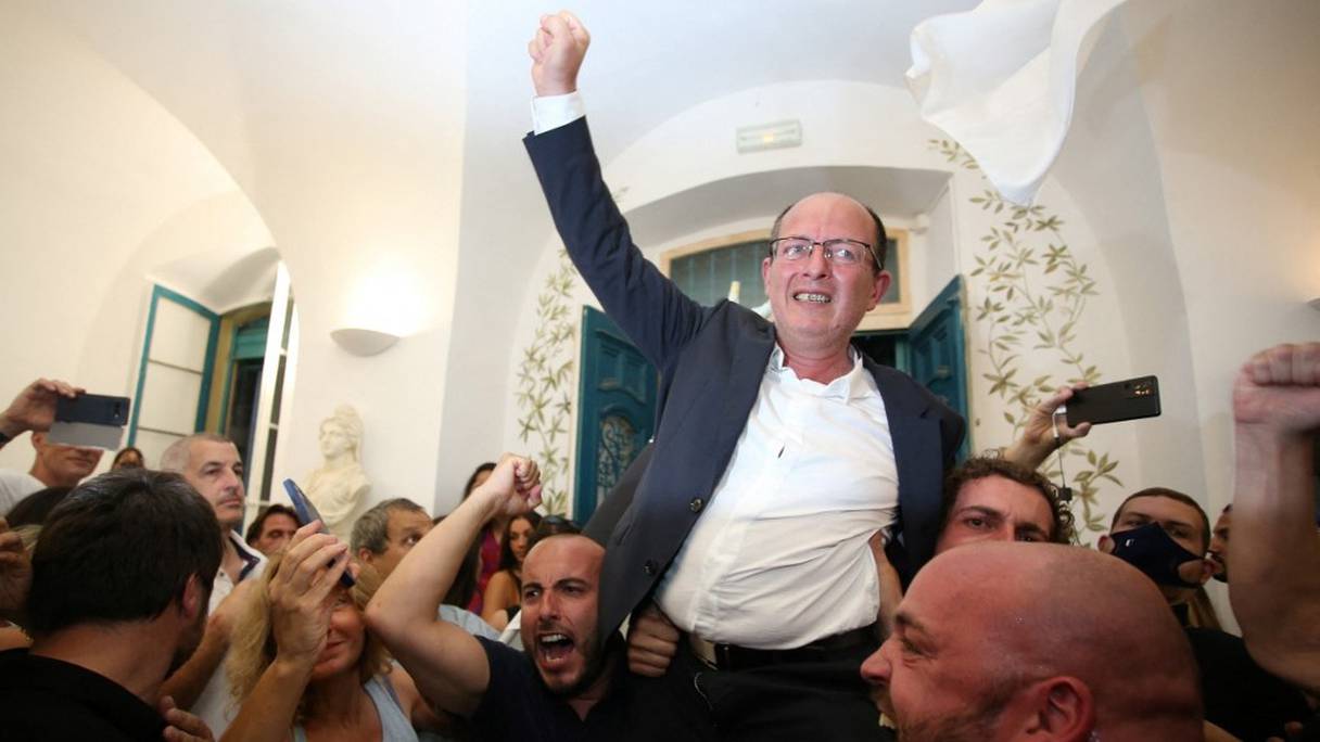 Jean-Félix Benedetti (au centre) du parti indépendantiste corse Core in Fronte célèbre les résultats du second tour des élections régionales françaises à Bastia, le 27 juin 2021.
