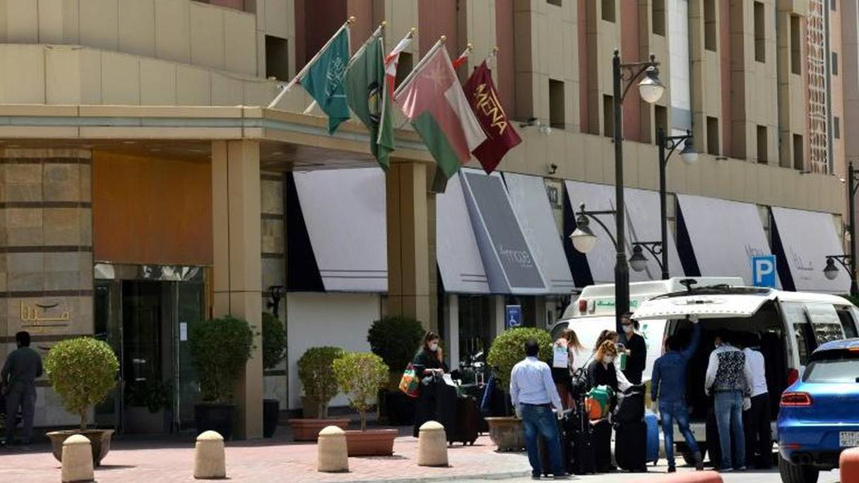 Des Saoudiens quittent, le 30 mars, un hôtel où ils étaient confinés.

