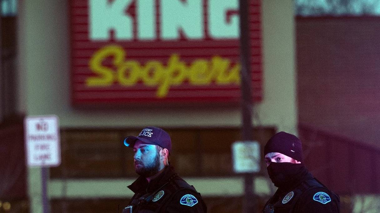 Policiers en faction devant le parking de l'épicerie King Soopers à Boulder, dans le Colorado, le 22 mars 2021, après que des informations aient fait état d'un tireur actif. Arrêté, le tireur a été blessé.
