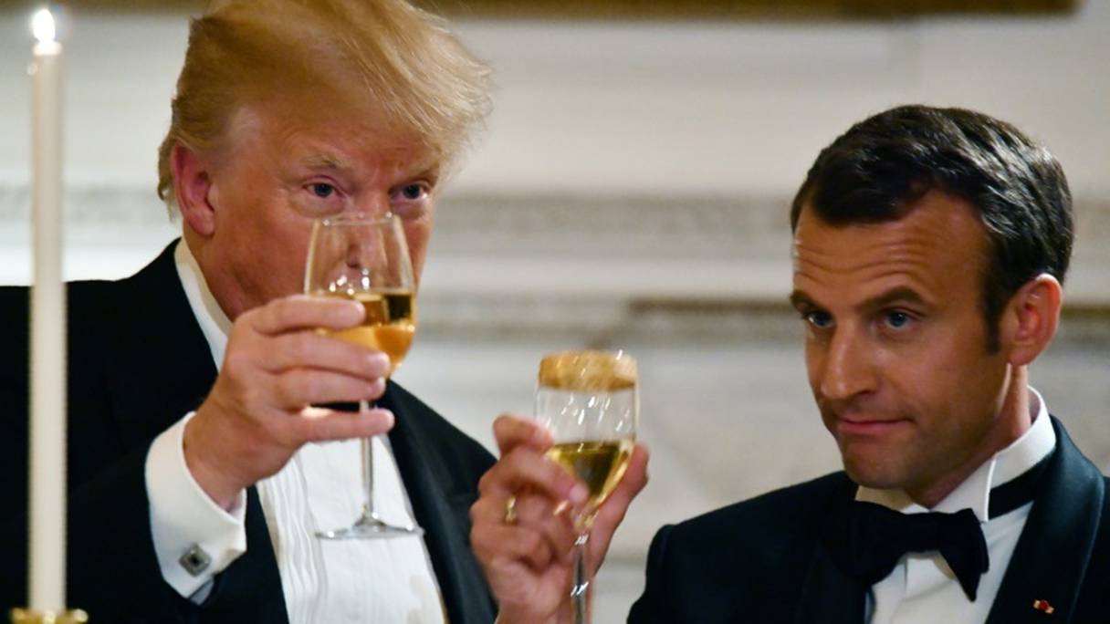 Le président américain Donald Trump trinque avec son homologue français Emmanuel Macron à la Maison Blanche, le 24 avril 2018.
