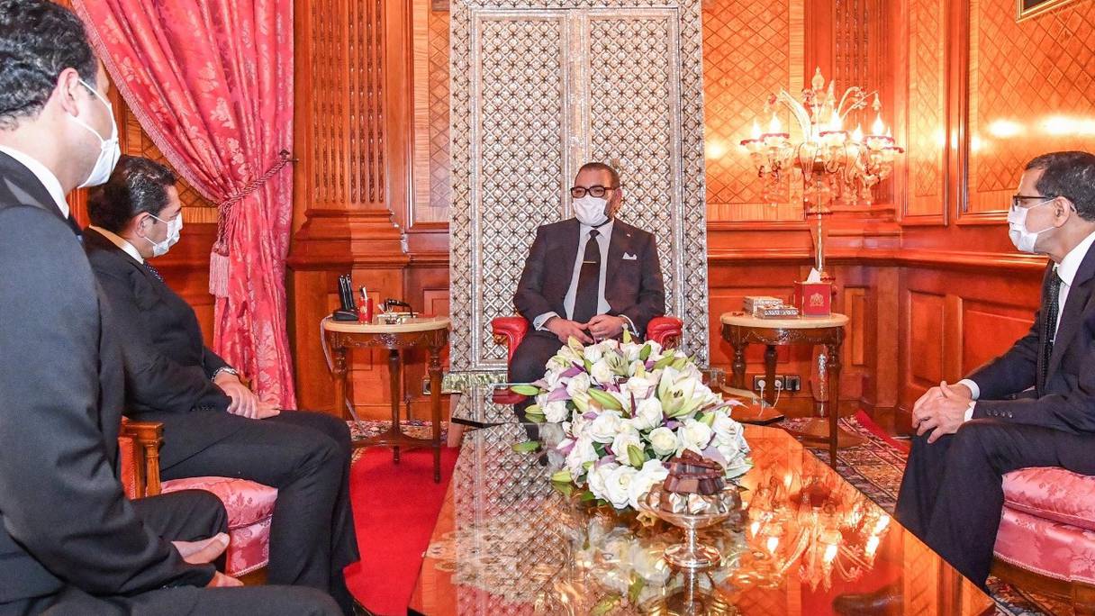 Le roi Mohammed VI recevant, mardi 7 avril 2020, au Palais royal de Casablanca, Saaïd Amzazi et Othman El Ferdaous, en présence du chef du gouvernement, Saad Dine El Otmani.
