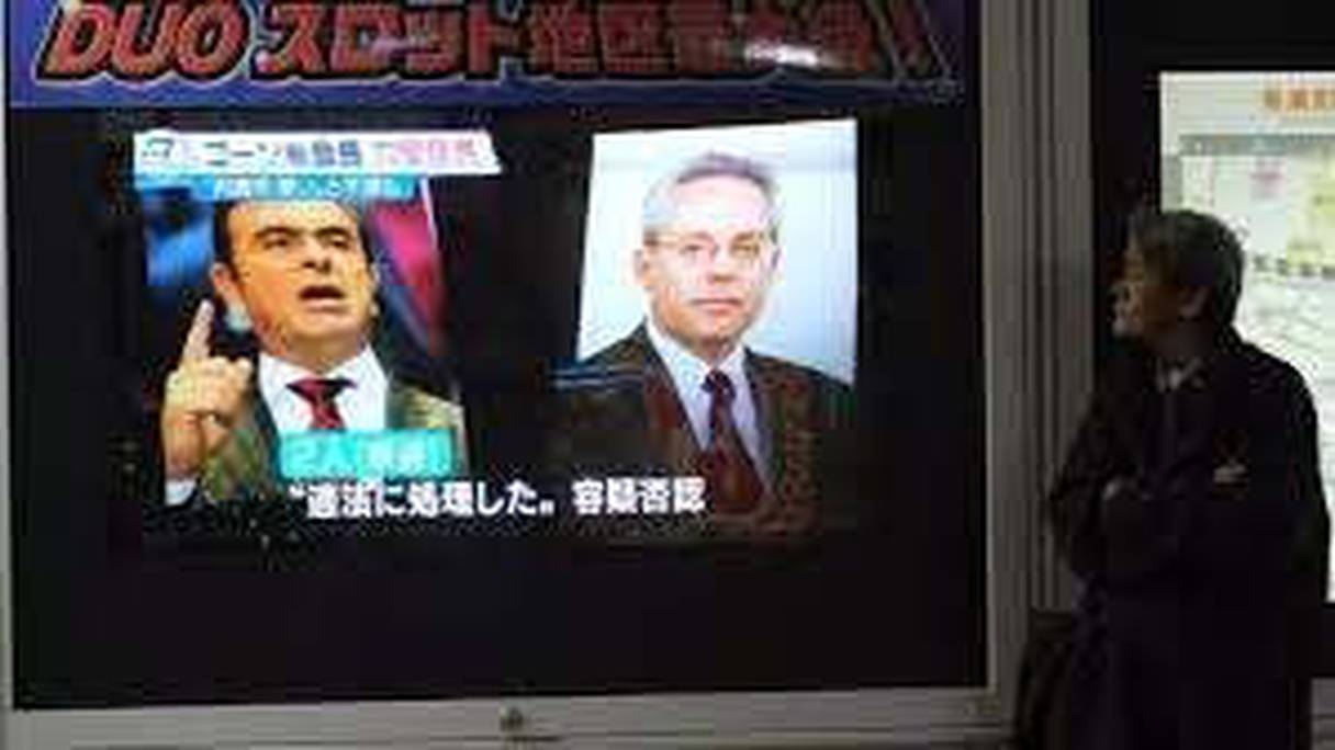 Une chaîne de télévision japonaise diffuse des images de Carlos Ghosn et Greg Kelly, en 2018.
