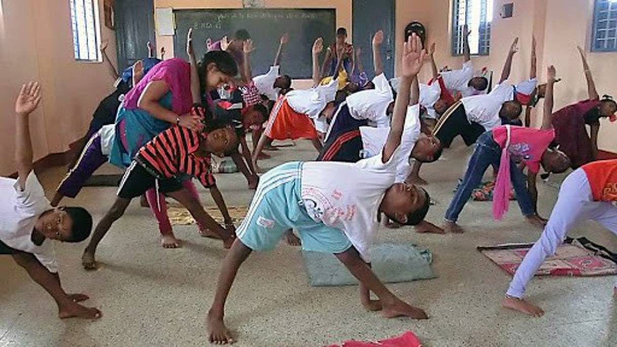 Un cours de yoga en Inde. 
