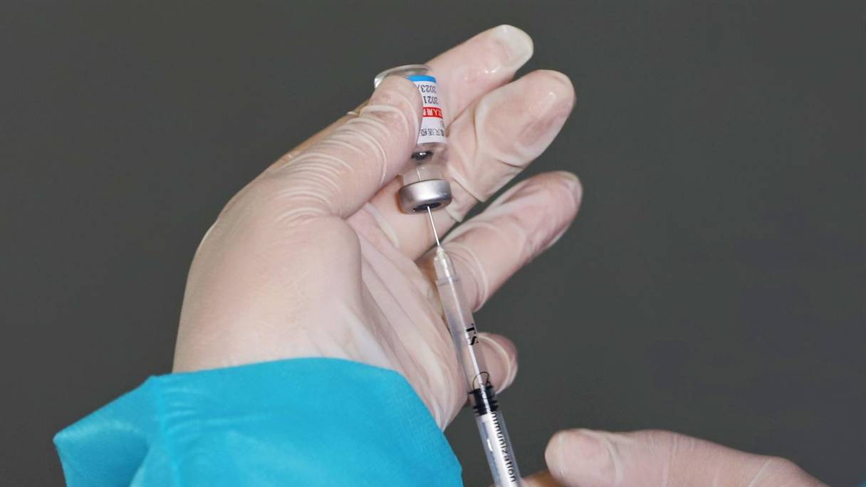 Une professionnelle de la santé remplit une seringue avec la formulation liquide d'un vaccin anti-Covid-19, le 29 juillet 2021 à Rabat.
