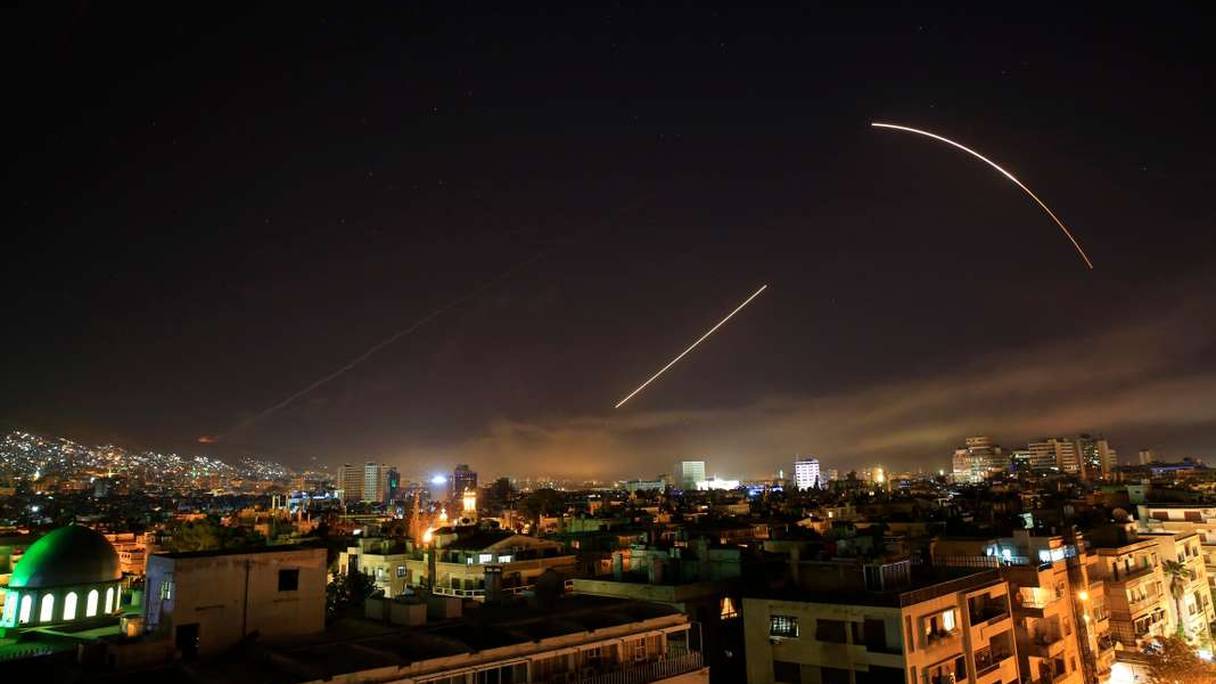 La défense anti-aérienne syrienne entre en action, dans le ciel de Damas, à l’aube du samedi 14 avril.
