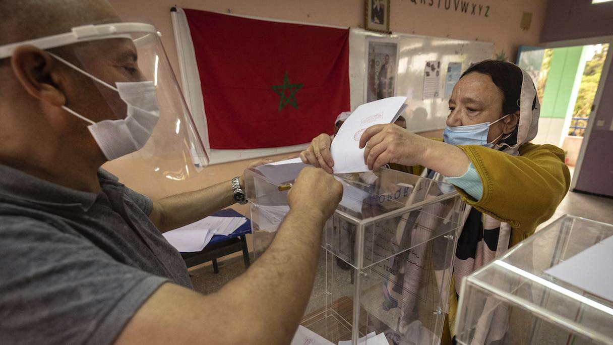 Trois scrutins sont organisés ce 8 septembre au Maroc. Ici, une femme vote dans un des bureaux de Rabat, la capitale du Royaume.
