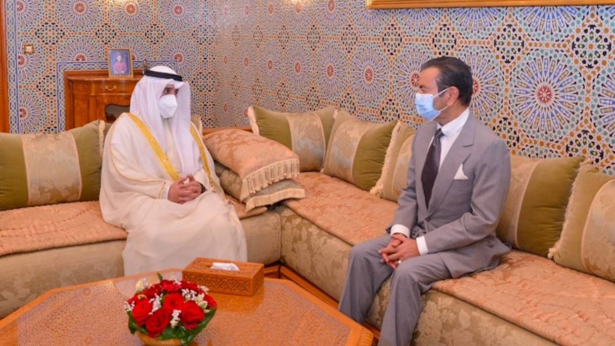 Le prince Moulay Rachid avec le ministre des Affaires étrangères, ministre d’Etat chargé des affaires du conseil des ministres du Koweït, Cheikh Ahmad Nasser Al-Mohammed Al Ahmad Al-Sabah.
