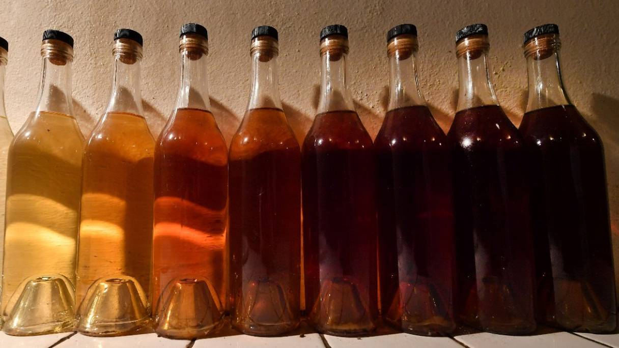 Série de bouteilles d'alcool artisanal.
