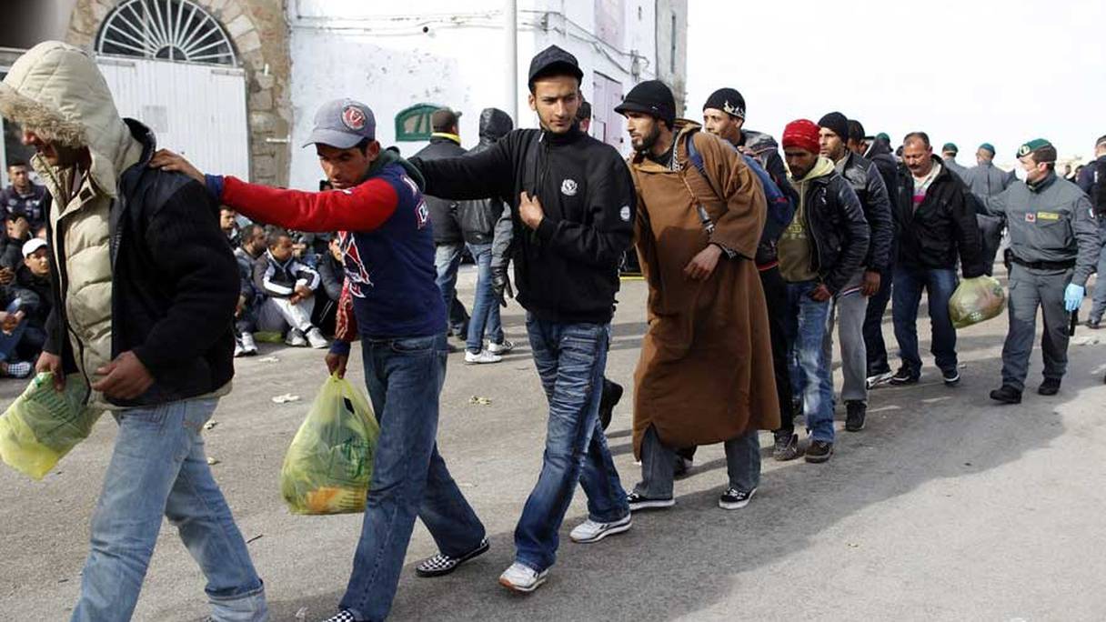 Des Marocains, émigrés clandestins en Espagne, interceptés par les autorités. 
