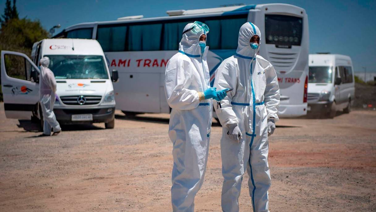 Des soignants attendent l'arrivée de patients contaminés par le Covid-19, près de Rabat, le 20 juin 2020.
