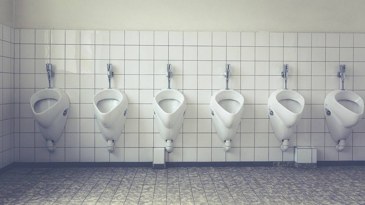 Les habitants d'Indonésie se rassemblant en groupe pourront se voir forcés de nettoyer des installations publiques -dont les toilettes-. 
