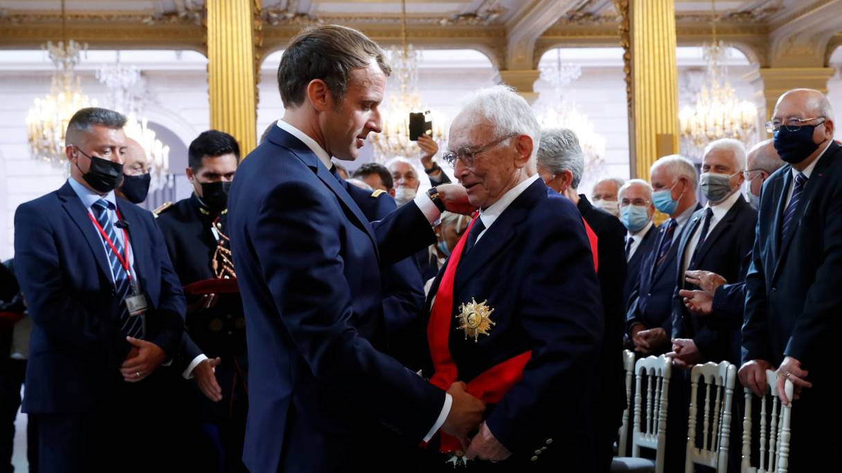 Le général François Meyer est décoré de la Grande Croix de la Légion d'honneur par le président français Emmanuel Macron lors d'une cérémonie à la mémoire des Harkis, à l'Elysée à Paris, le 20 septembre 2021.
