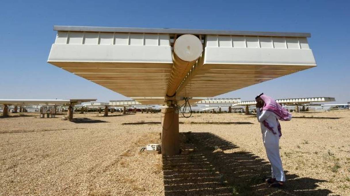 Un Saoudien à l'ombre d'un panneau solaire à al-Uyayna, au nord de Riyad. 

