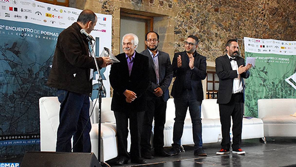 Le poète et écrivain marocain Abdellatif Laâbi recevant à Mexico City, le Prix international de poésie "Nuevo Siglo de Oro".
