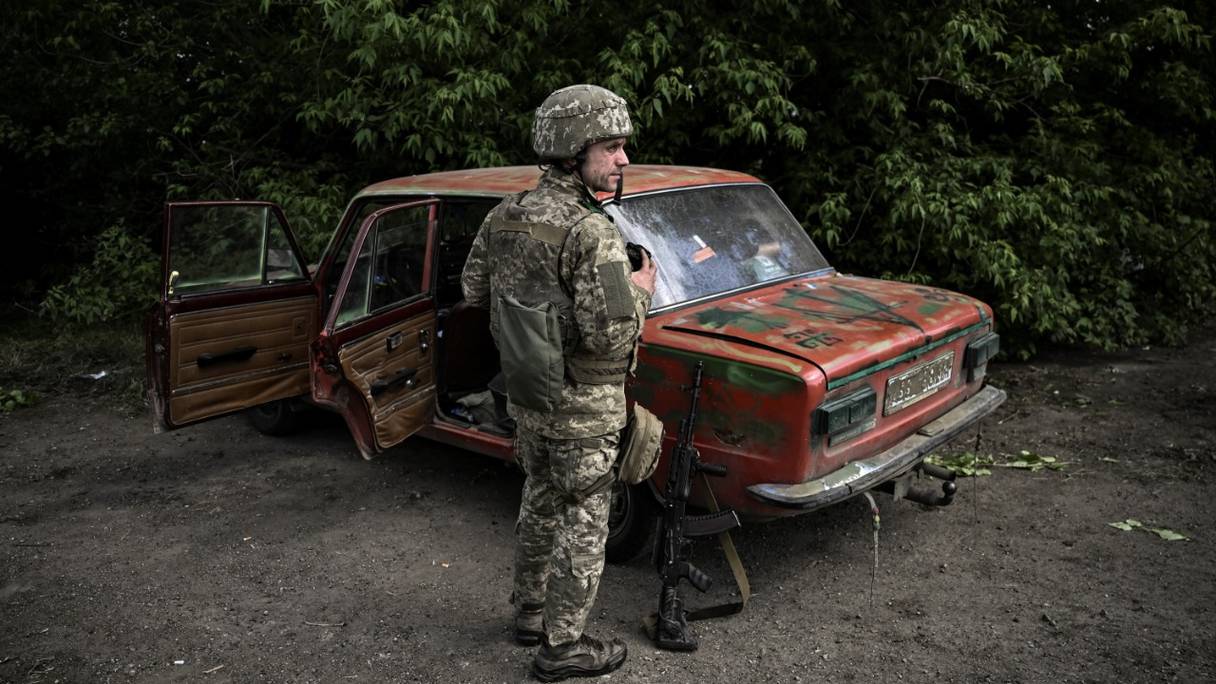 Un militaire ukrainien se prépare à se diriger vers la ligne de front, près de la ville de Lysychansk dans la région du Donbass, le 23 mai 2022, au cours de l'invasion russe de l'Ukraine.
