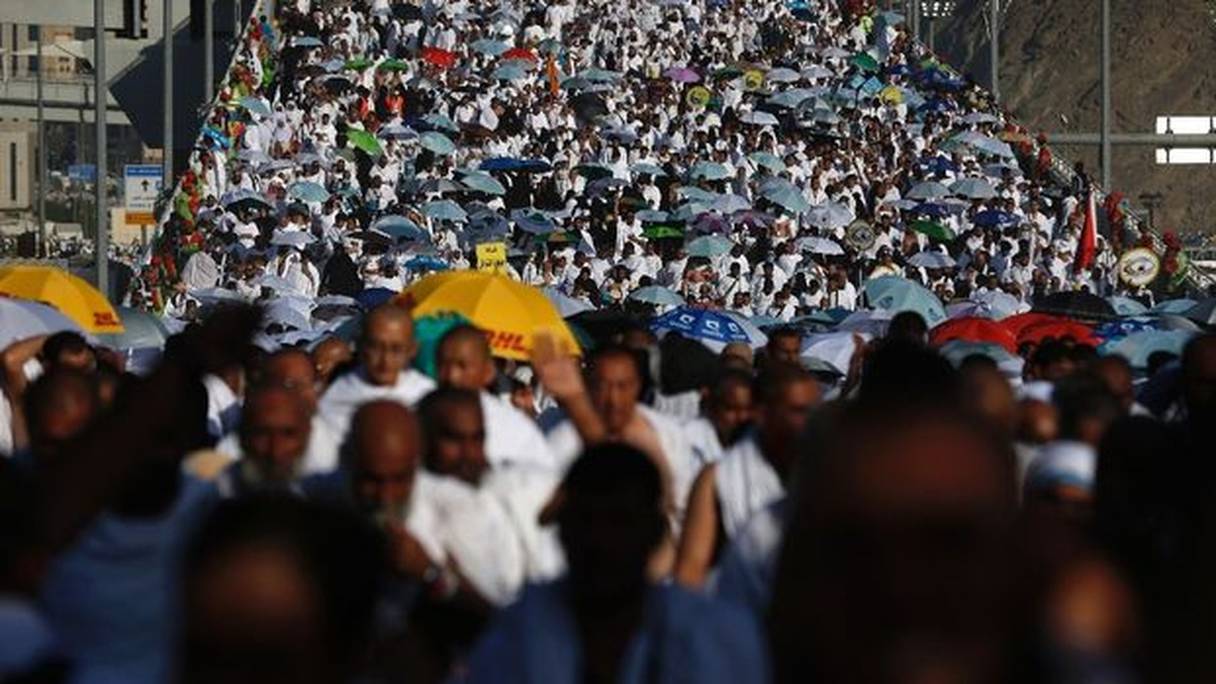 Des pèlerins musulmans arrivent à Mina pour se consacrer au rituel de la lapidation de Satan, près de La Mecque. 
