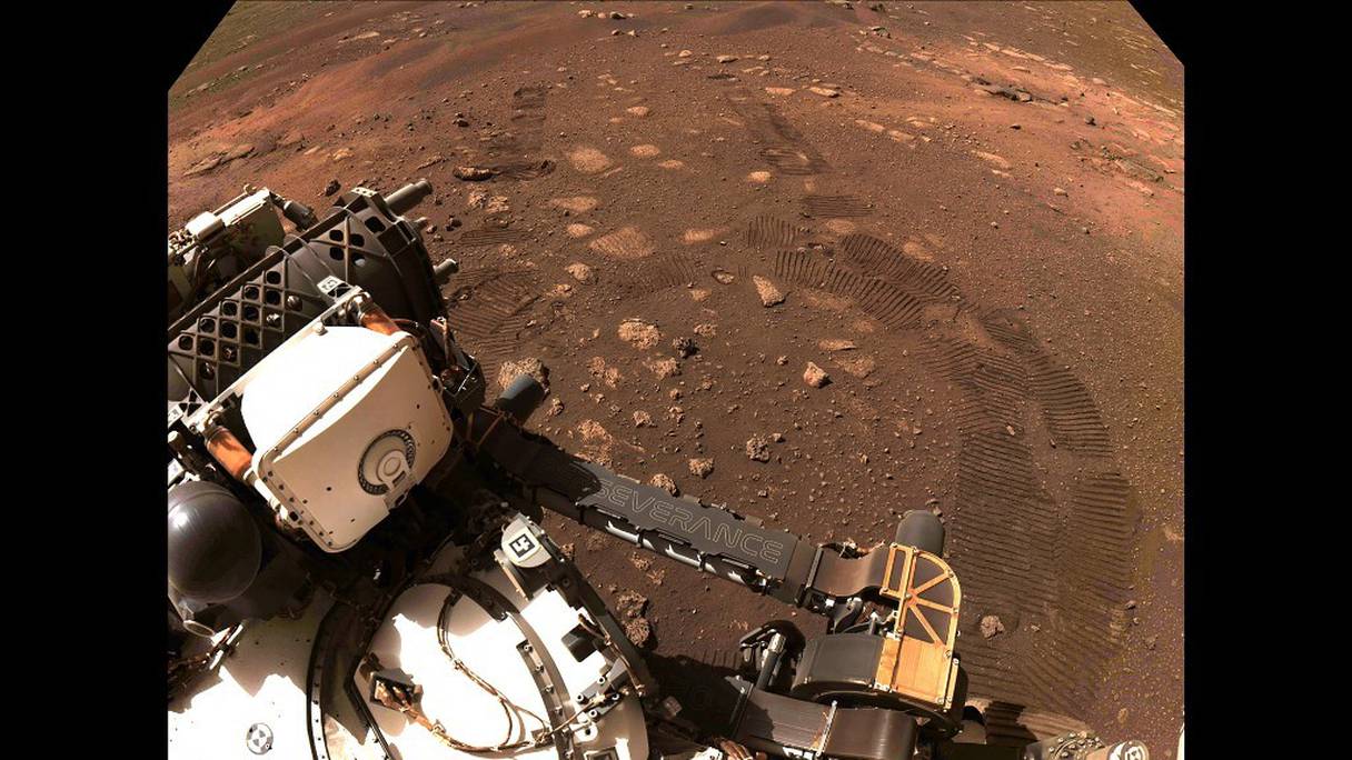 Le rover Perseverance de la NASA roule sur Mars pour la première fois, le 4 mars 2021. L'une des caméras d'évitement des dangers de Perseverance (Hazcams) a capturé cette image alors que le rover effectuait une courte traversée et un virage. depuis son site d'atterrissage.
