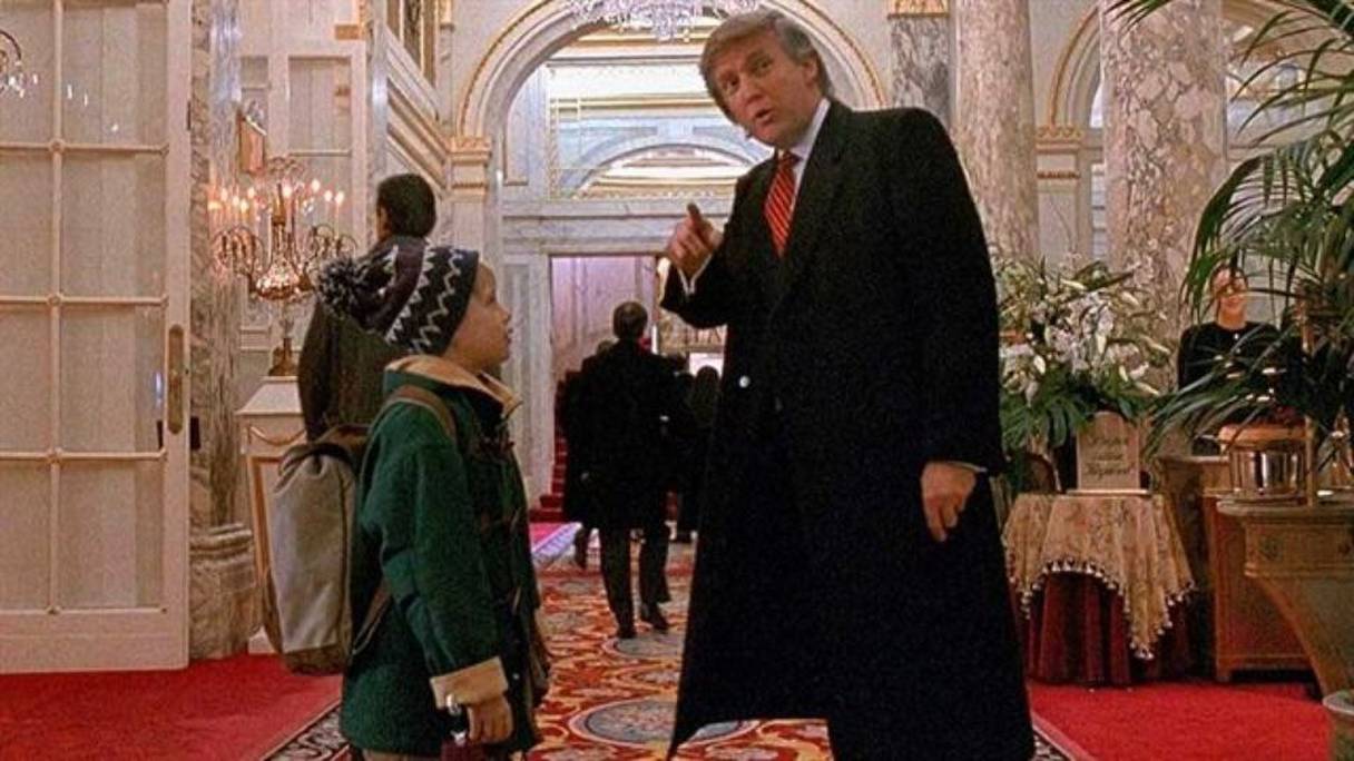 Macaulay Culkin et Donald Trump, dans "Maman j'ai encore raté l'avion" de Chris Columbus, 1992 (capture d'écran). 
