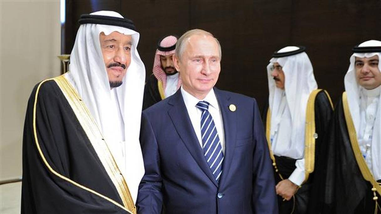 Le président russe Vladimir Poutine et le roi saoudien Salmane lors d'une réunion en marge du sommet du G20 à Antalya le 16 novembre 2015.
