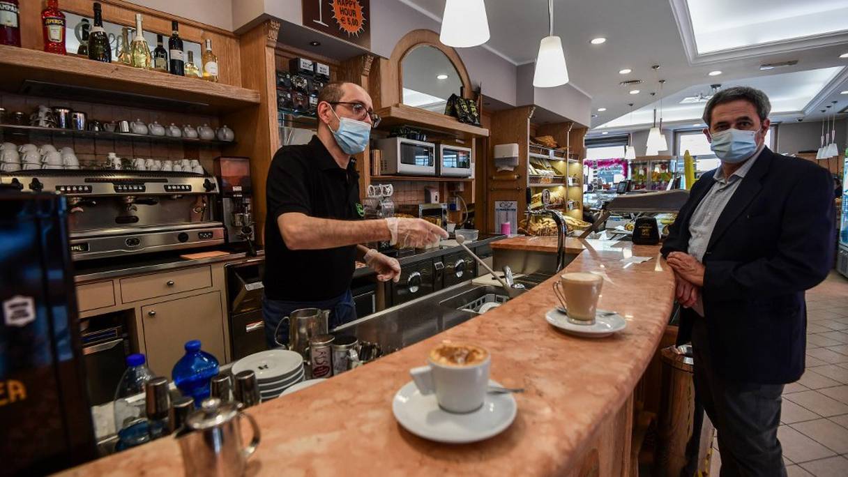 En Italie, un des pays les plus endeuillés par la pandémie et le premier à avoir adopté un confinement total, l'heure est enfin venue de déguster un café en dehors de chez soi.
