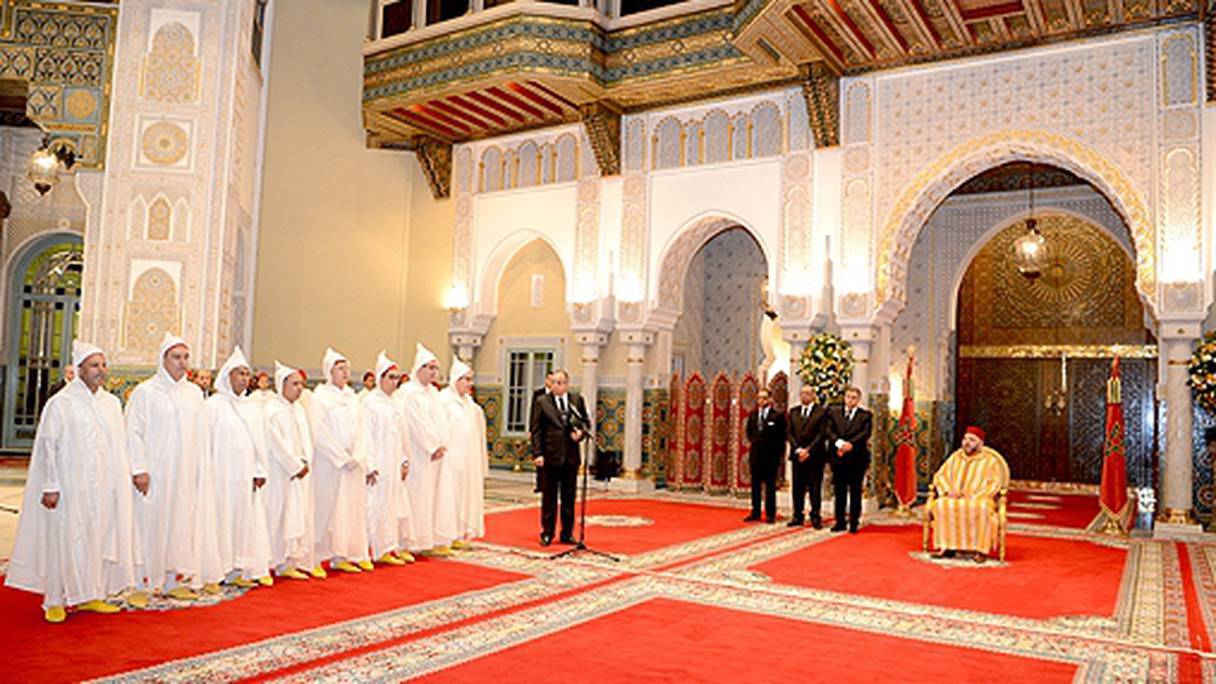 Le roi Mohammed VI recevant les nouveaux walis et gouverneurs nommés au niveau des administrations territoriale et centrale, dimanche 25 juin à Casablanca.
