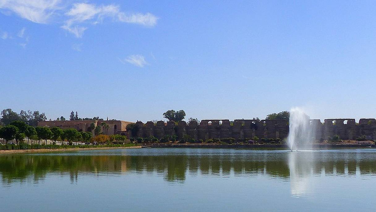 Bassin de l'Agdal, ou Sahrij Swani, Meknès. De 319 mètres de long et 149 mètres de large, et d'une profondeur de plus de deux mètres, il assurait l'alimentation en eau de toute la ville, en cas de siège ou de sécheresse, sous le règne de Moulay Ismaïl (1645 - 1727). 
