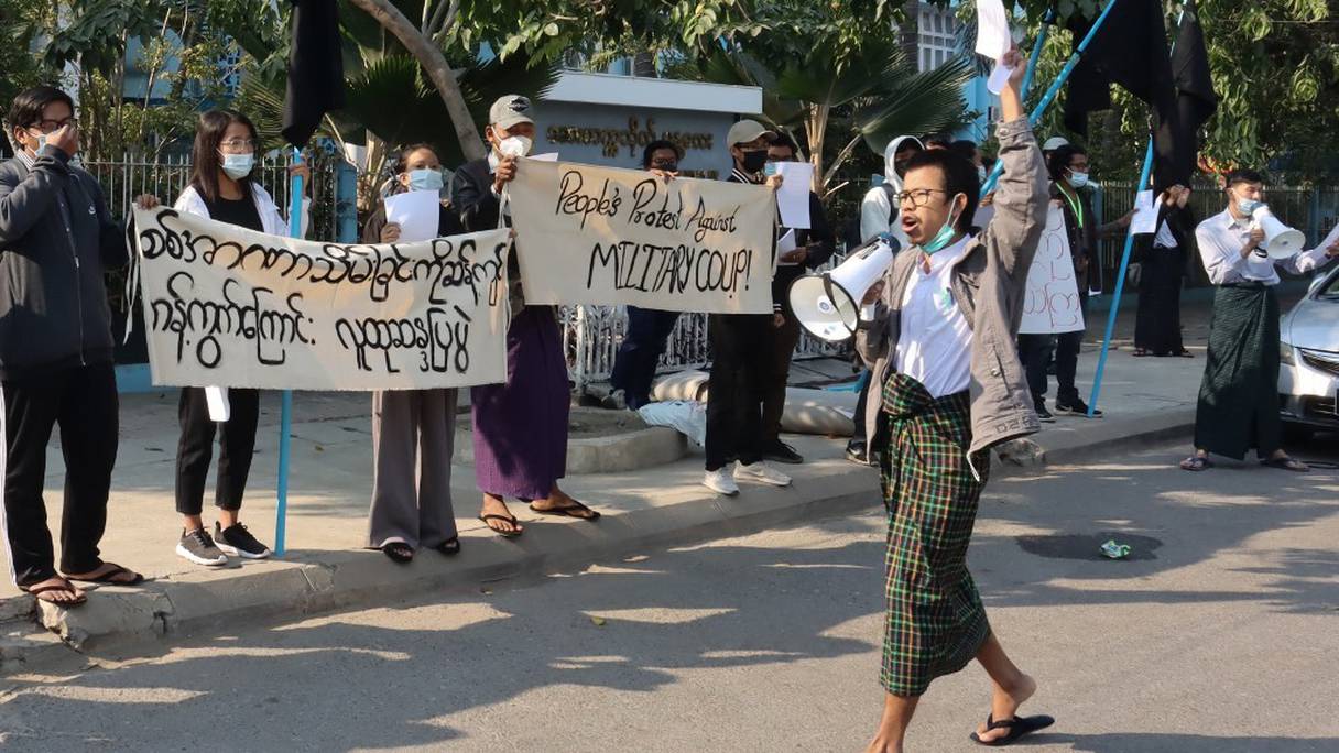 Un groupe de manifestants proteste à Mandalay, en Birmanie, le 4 février 2021. 

