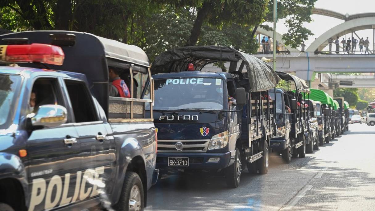 Une file de camions des forces de police photographiées dans le centre-ville de Rangoon, le 1er février 2021. L'armée birmane a arrêté le chef de facto du pays, Aung San Suu Kyi, et le président du pays, au cours d'un coup d'Etat.
