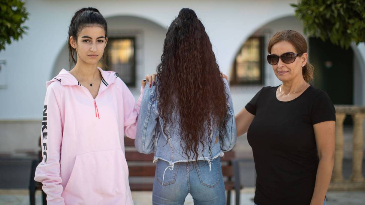 La jeune victime marocaine, 16 ans, entourée de sa soeur "Kauty" et de sa mère "Khady". 

