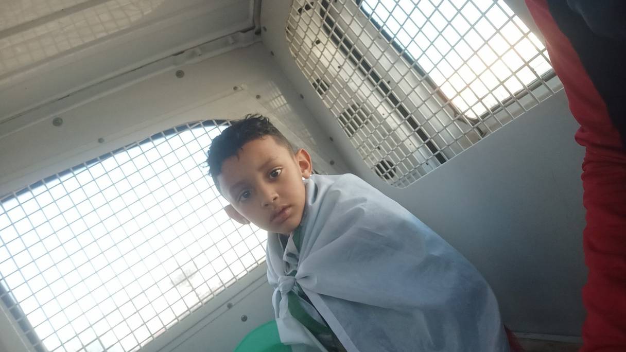 Zakaria, 7 ans, photographié par son père le 12 mars 2021, à Oran, au moment où le petit garçon a été embarqué dans le fourgon de la police après son arrestation. 
