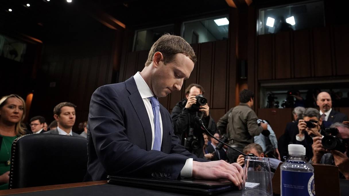 Le co-fondateur et PDG de Facebook, Mark Zuckerberg, s'apprête à témoigner devant une audience du comité sénatorial de la magistrature et du commerce dans l'immeuble de bureaux du Sénat, au Capitol Hill, le 10 avril 2018 à Washington, DC.
