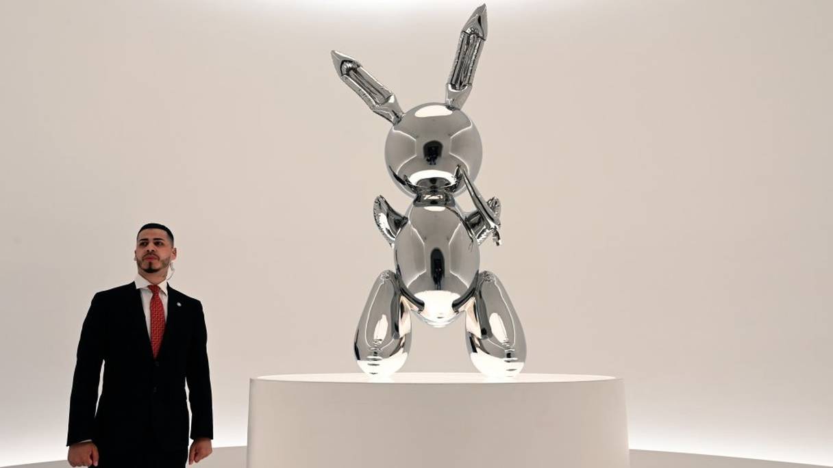 Un lapin de Jeff Koons bat un record de vente pour un artiste vivant.
