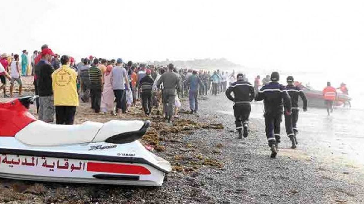 Dimanche 7 juin, une noyade collective a lieu sur la plage de Oued Cherrat à Skhirat. Le drame, qui a coûté la vie à une dizaine de personnes, en majorité des enfants, a suscité une forte émotion au Maroc.
