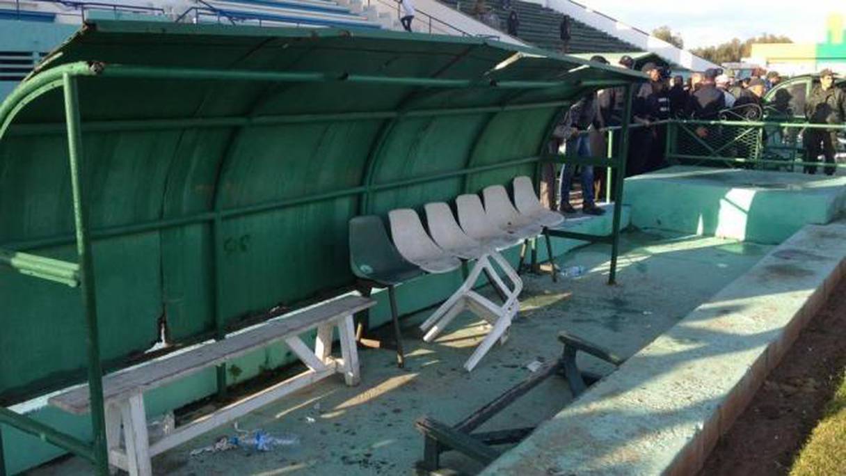 Les sièges du banc de touche du stade Père Jégo, arrachés.
