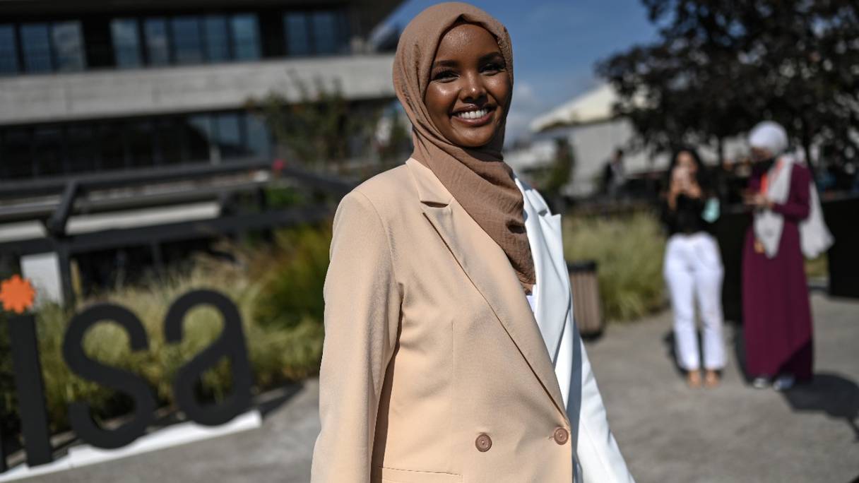 L'ancienne mannequin somalo-américaine Halima Aden pose le 14 septembre 2021, lors d'un événement à Istanbul, en Turquie. Halima Aden est le premier mannequin à avoir porté un hijab et à avoir posé en burkini.
